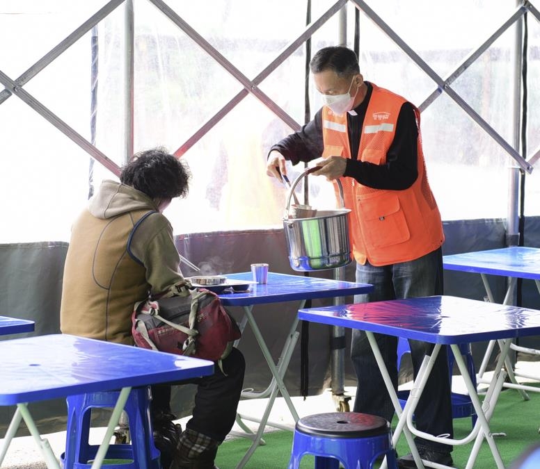 명동밥집에서 배식하는 유경총 주교