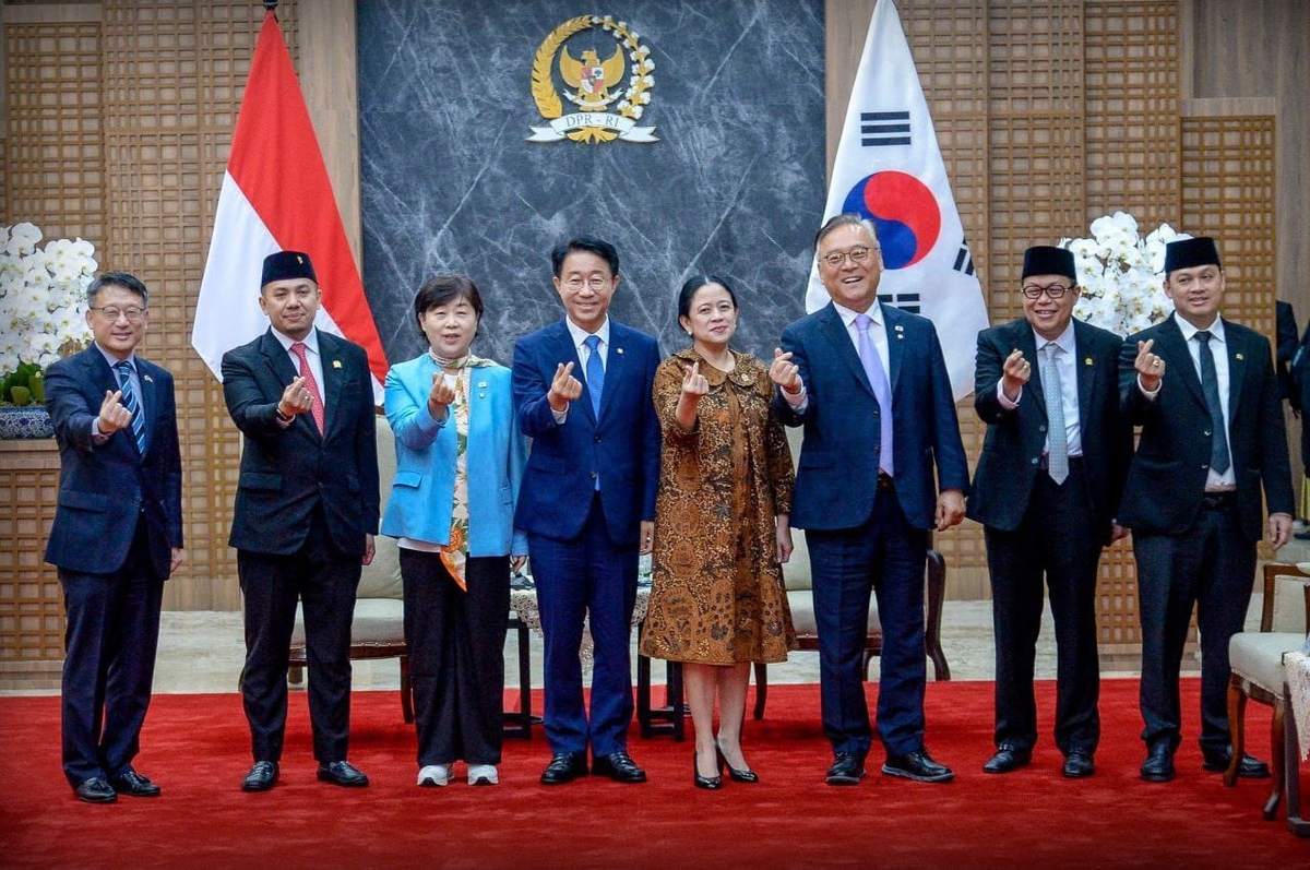 한국 특사단과 푸안 마하라니 인도네시아 하원의장(왼쪽 다섯번째)
