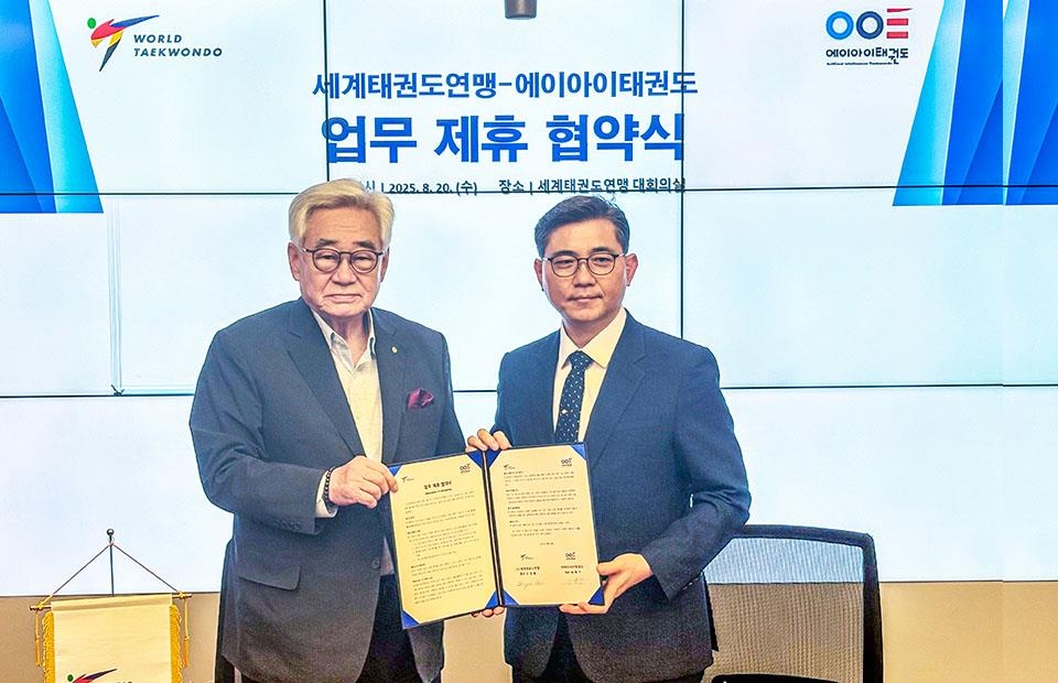 조정원 WT 총재(왼쪽)와 최중구 ㈜에이아이태권도 대표