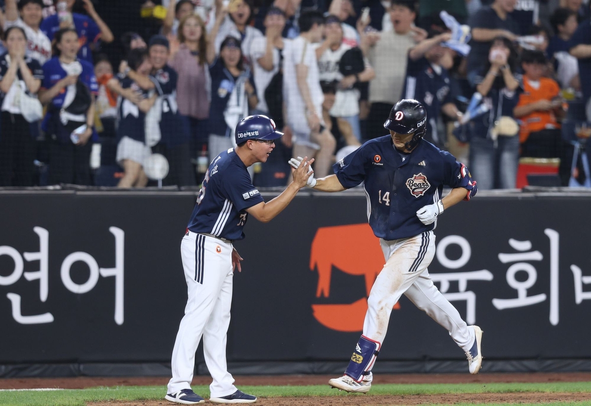 코치와 하이파이브하는 두산 박계범
