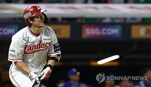 최정, 멀티홈런으로 5타점 수확…SSG, 하루 만에 3위 복귀(종합)