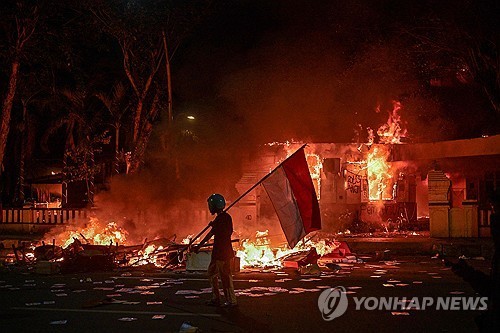 인도네시아 수라바야서 불에 탄 경찰 건물