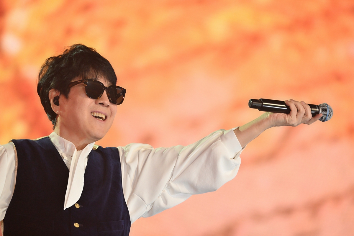 "떼창 한번 해볼까요?"…조용필 등장에 2만석 고척돔 '들썩'