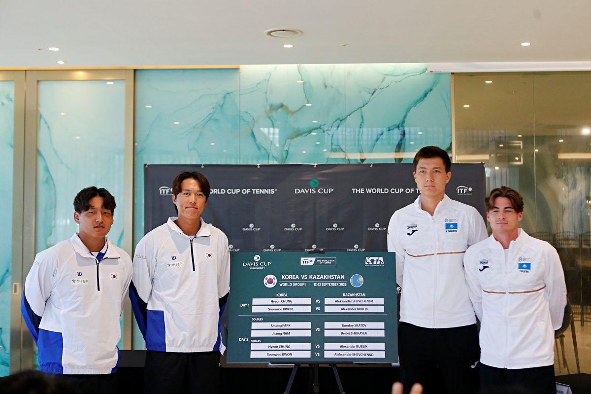 왼쪽부터 박의성, 남지성, 스카토프, 주카예프.