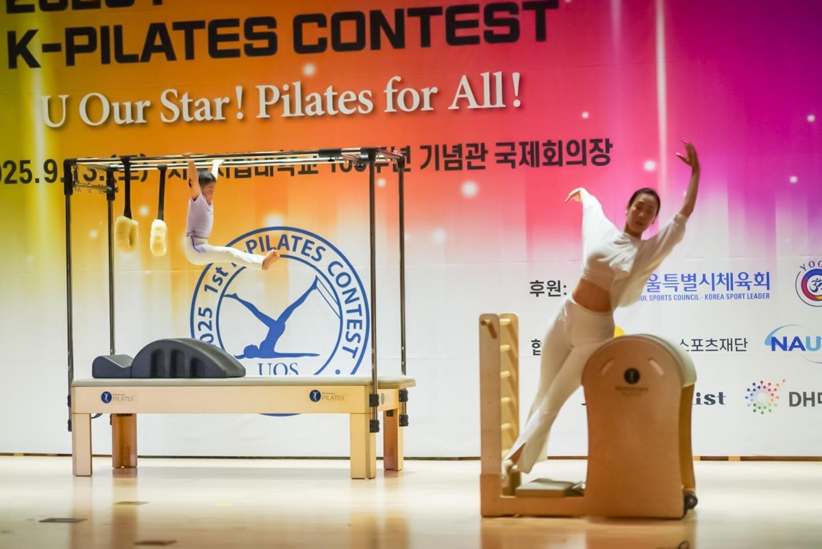 필라테스 공연 펼치는 안원경 원장(오른쪽)과 한지호군