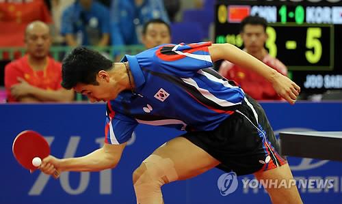 선수 시절 커트 수비 펼치는 주세혁 대한항공 감독