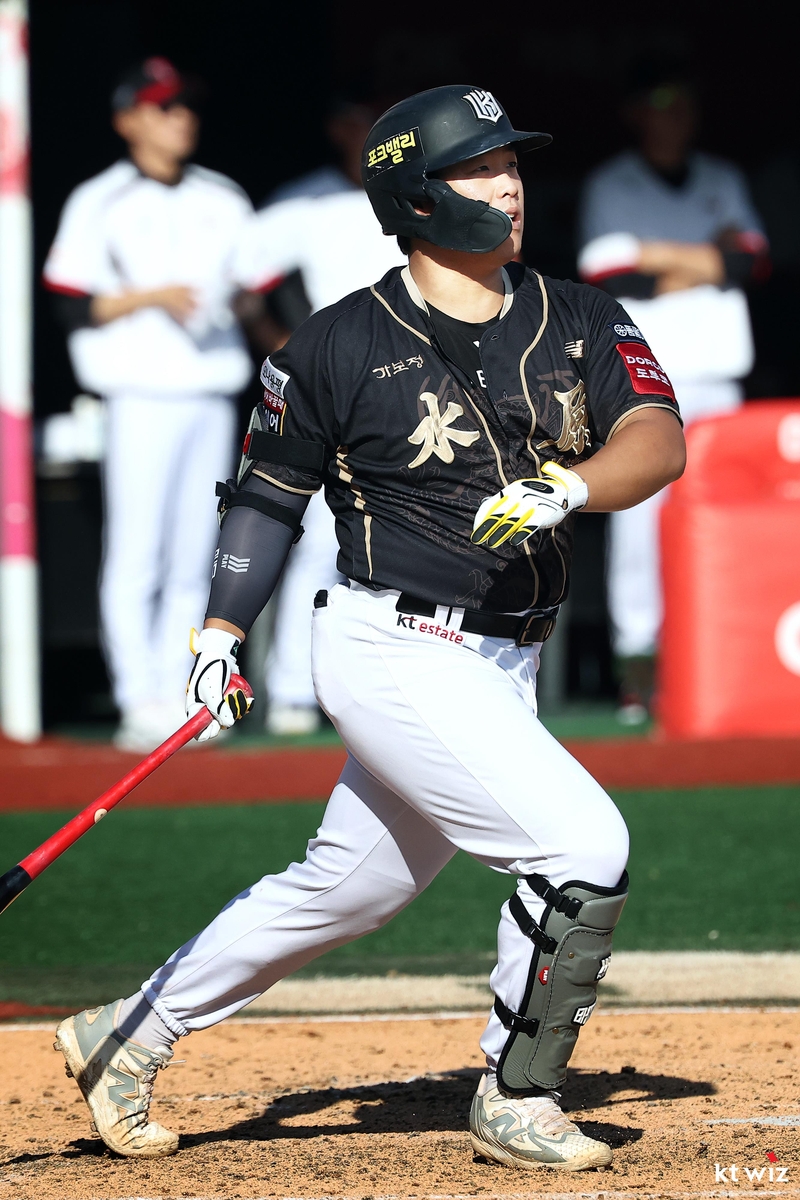 1점 홈런 때리고 타구 방향 바라보는 kt의 강백호