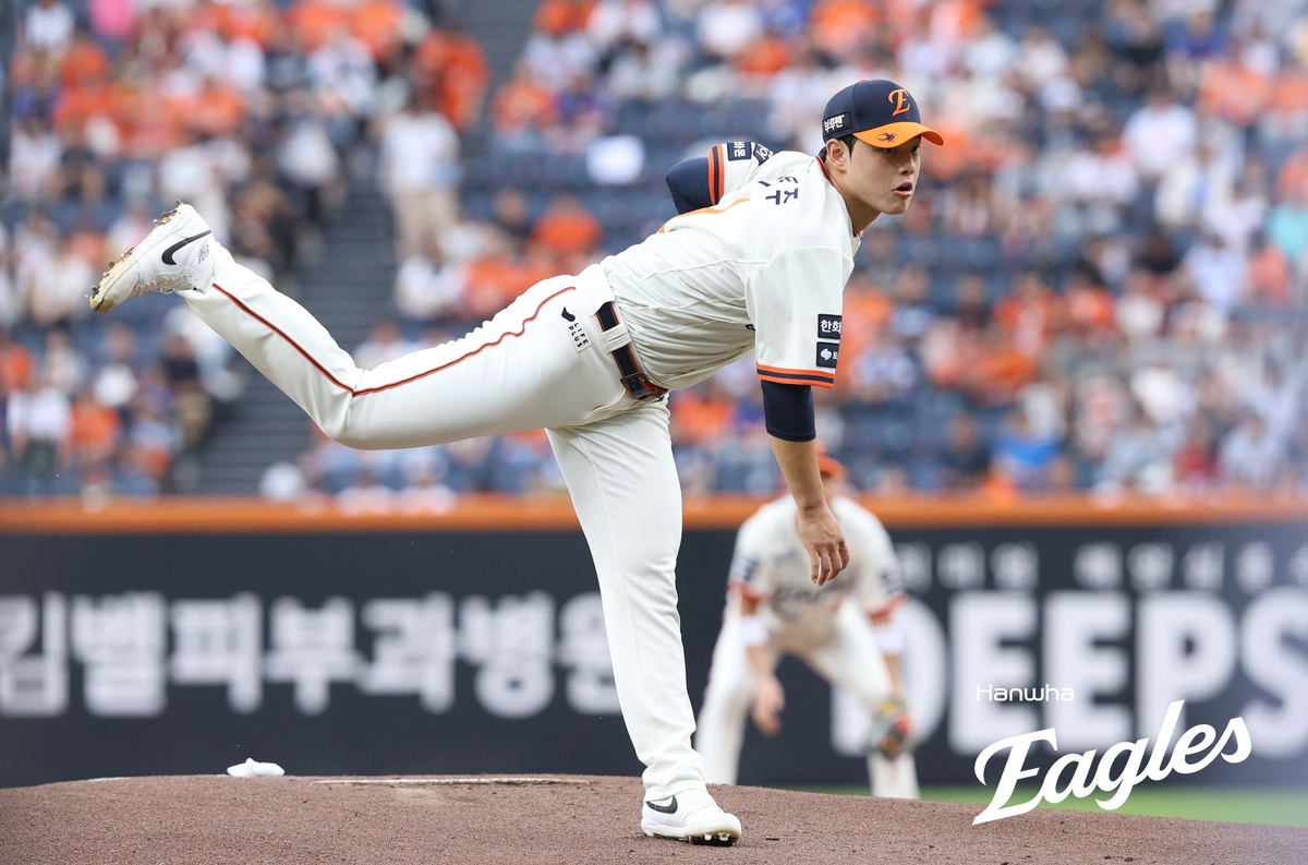 한화 문동주, 1회도 넘기지 못하고 강판…⅔이닝 6실점