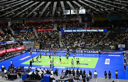 만원 관중을 프로배구 경기 장면