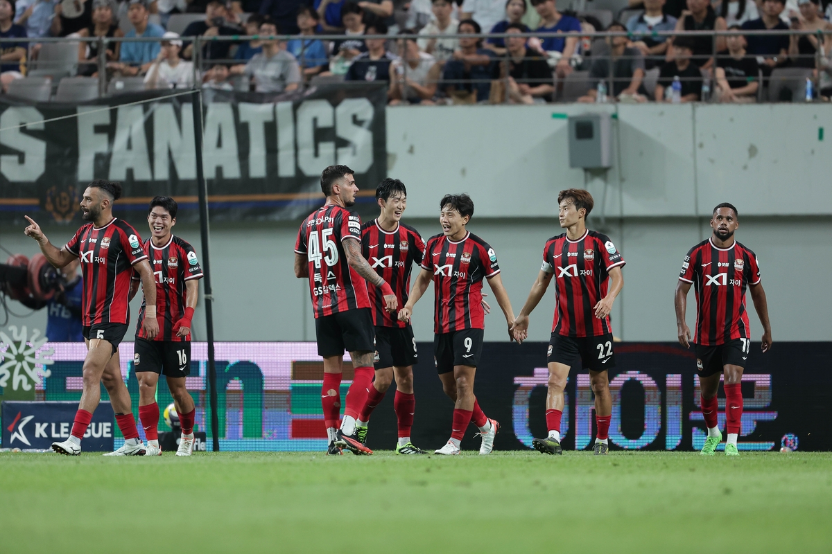 FC서울 선수들의 세리머니 모습.