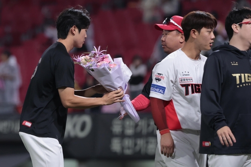 이범호 KIA 감독으로부터 축하 꽃다발을 받는 이도현(왼쪽)