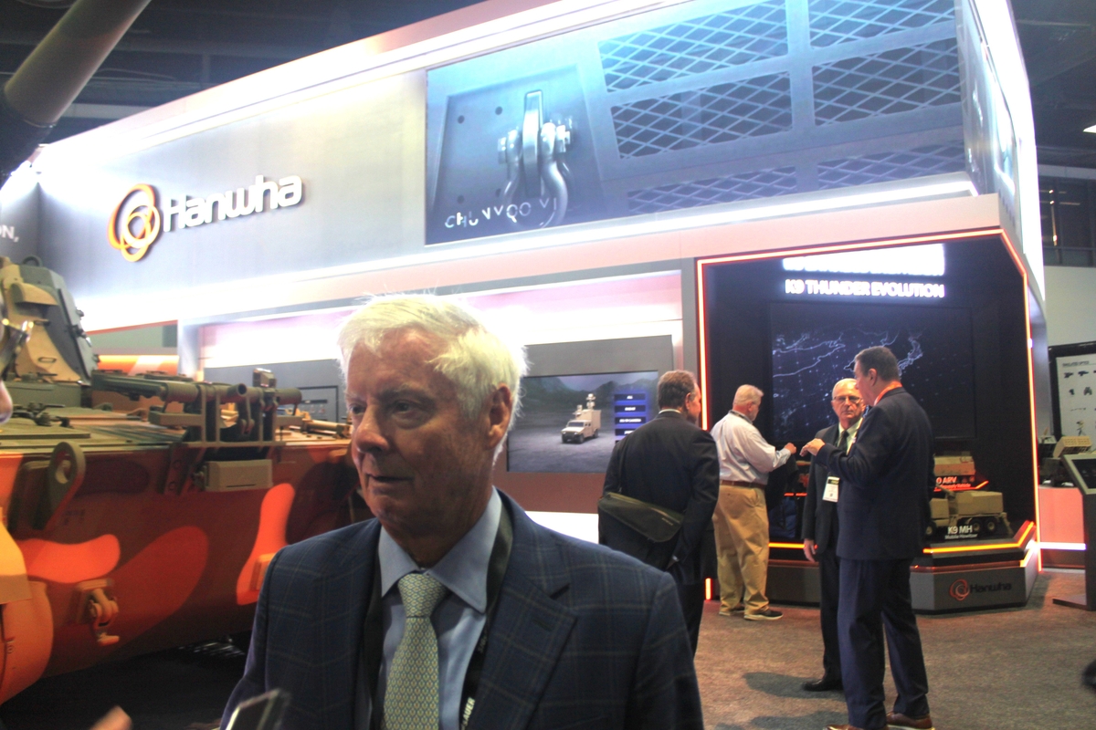 AUSA 박람회 한화 부스를 방문한 월터 샤프 전 주한미군 사령관