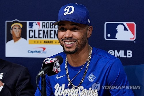 MLB 다저스 유격수 베츠, 클레멘테상 수상…팀 역대 네 번째