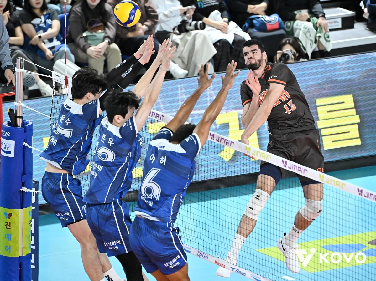 공격하는 OK저축은행의 디미트로프(오른쪽)