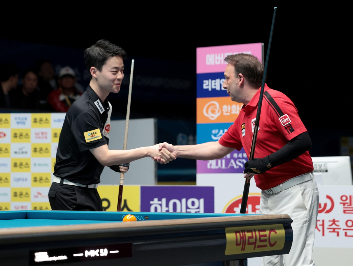 경기에 앞서 악수 나누는 김영원(왼쪽)과 산체스