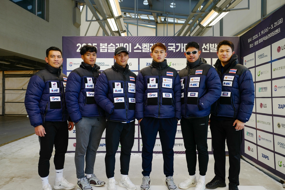 태국 남자 국가대표 선수들과 김동현 감독