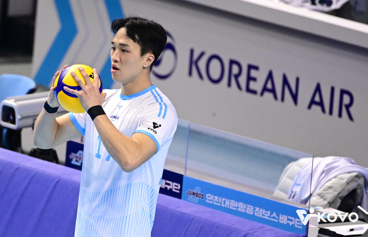 서브 준비하는 대한항공의 임동혁