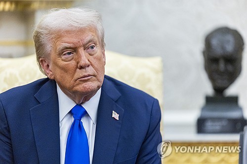 트럼프, '면허 박탈' 위협하던 CBS와 인터뷰…거액 합의금 대가?