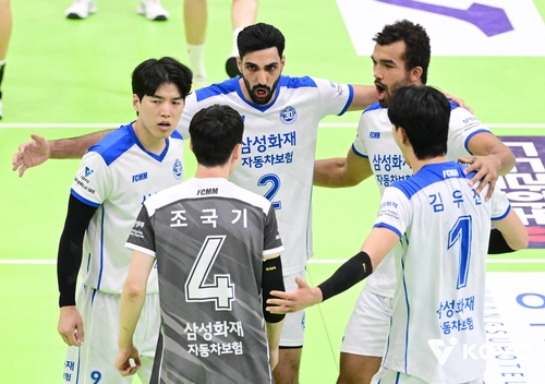 득점 후 기뻐하는 삼성화재 선수들