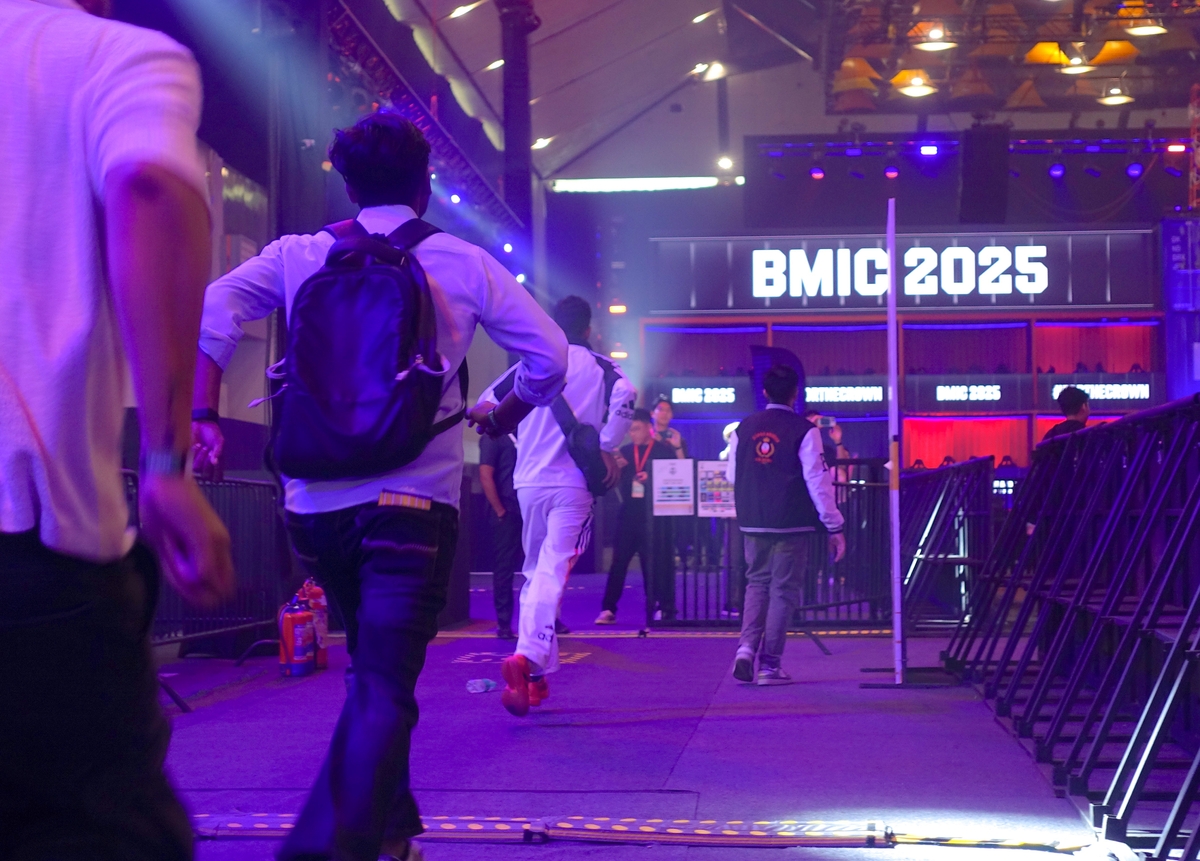 뛰어가는 인도 게임 팬들