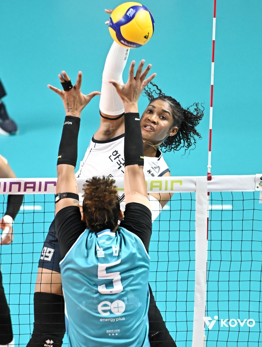 GS칼텍스의 실바(앞)를 앞에 두고 스파이크하는 도로공사의 모마(뒤쪽).