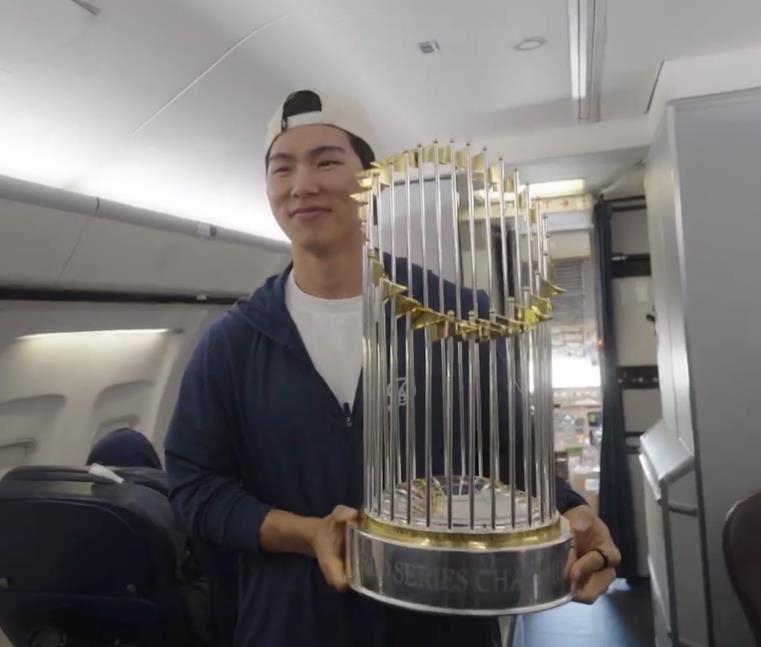 다저스 김혜성, 우승 트로피 안고 미소…4일 카퍼레이드 참가