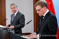 中왕이, 독일 외무와 통화서 "'마이크 외교' 하지 말아야" 비판