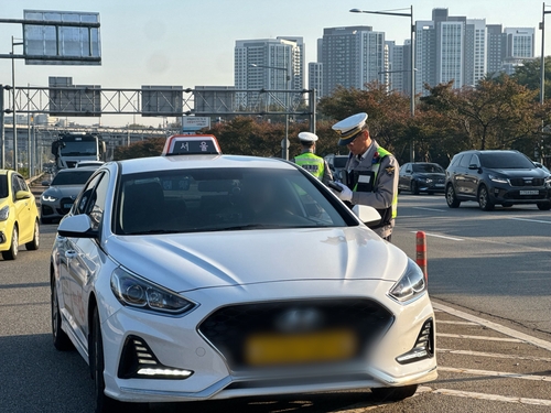 끼어들기 단속에 %22뭐가 문제?%22 버럭…옆에선 %22경찰 잘한다%22 손뼉