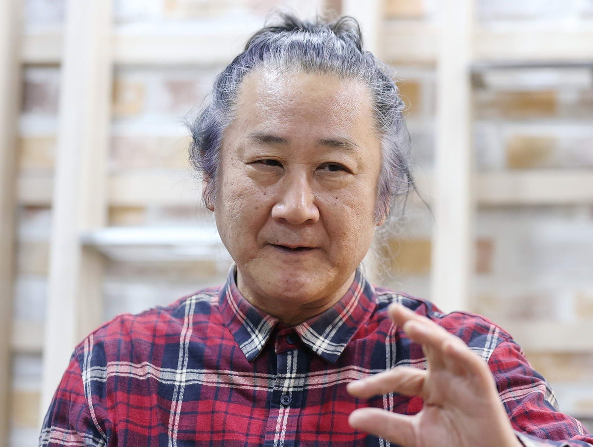 인터뷰하는 김도균