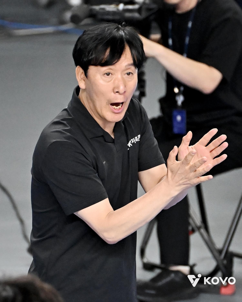 선수들 독려하는 신영철 OK저축은행 감독