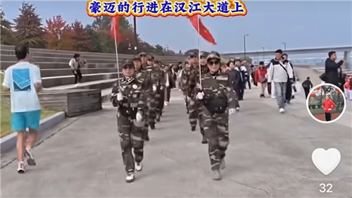 단체복을 입고 발을 맞추어 행진하는 중국인들