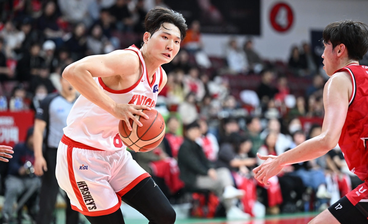 '부상 복귀' 안영준 21점…프로농구 SK, 선두 정관장 제압