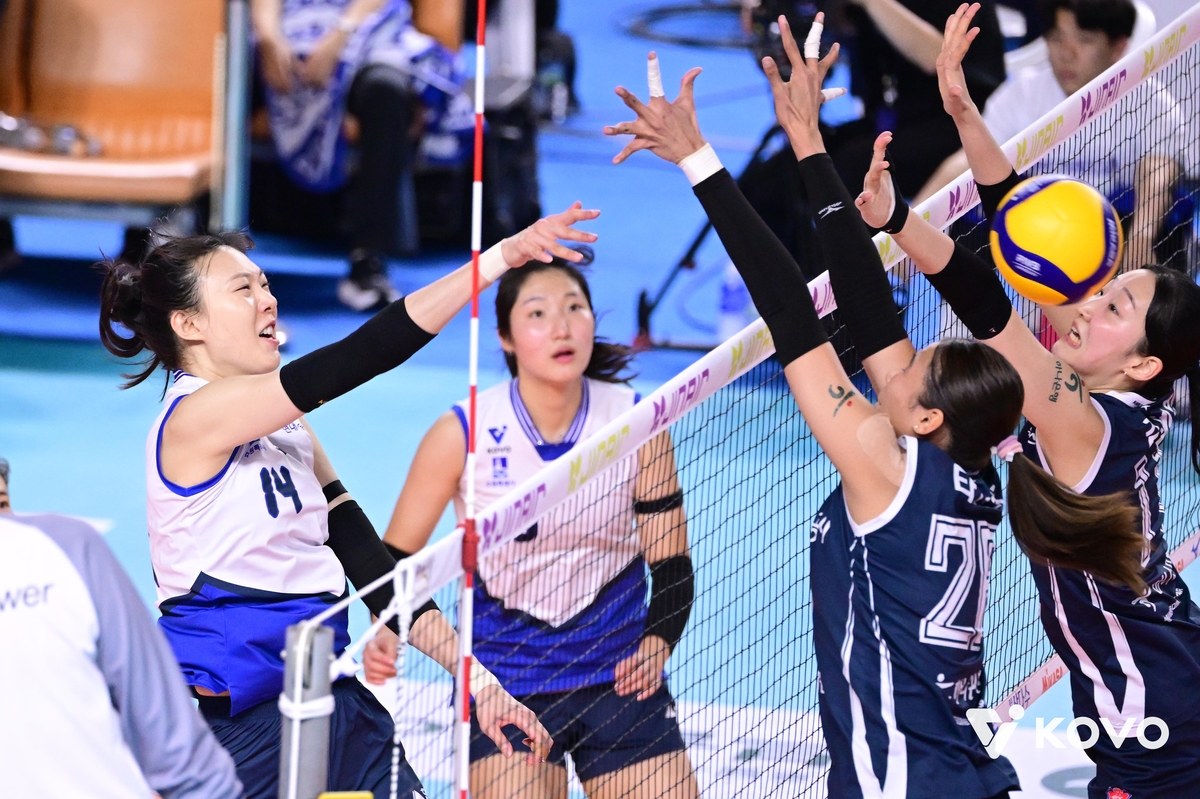 공격하는 현대건설의 양효진(왼쪽 14번)