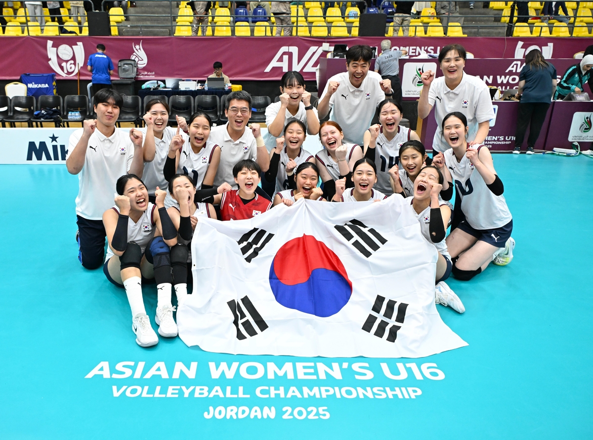 U-16 아시아선수권 우승 후 태극기 펼쳐 보인 U-16 여자배구 대표팀 선수들