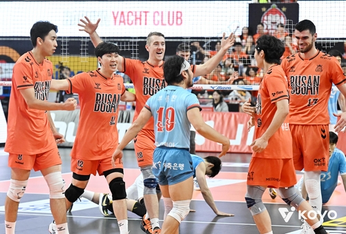 득점 후 기뻐하는 OK저축은행 선수들