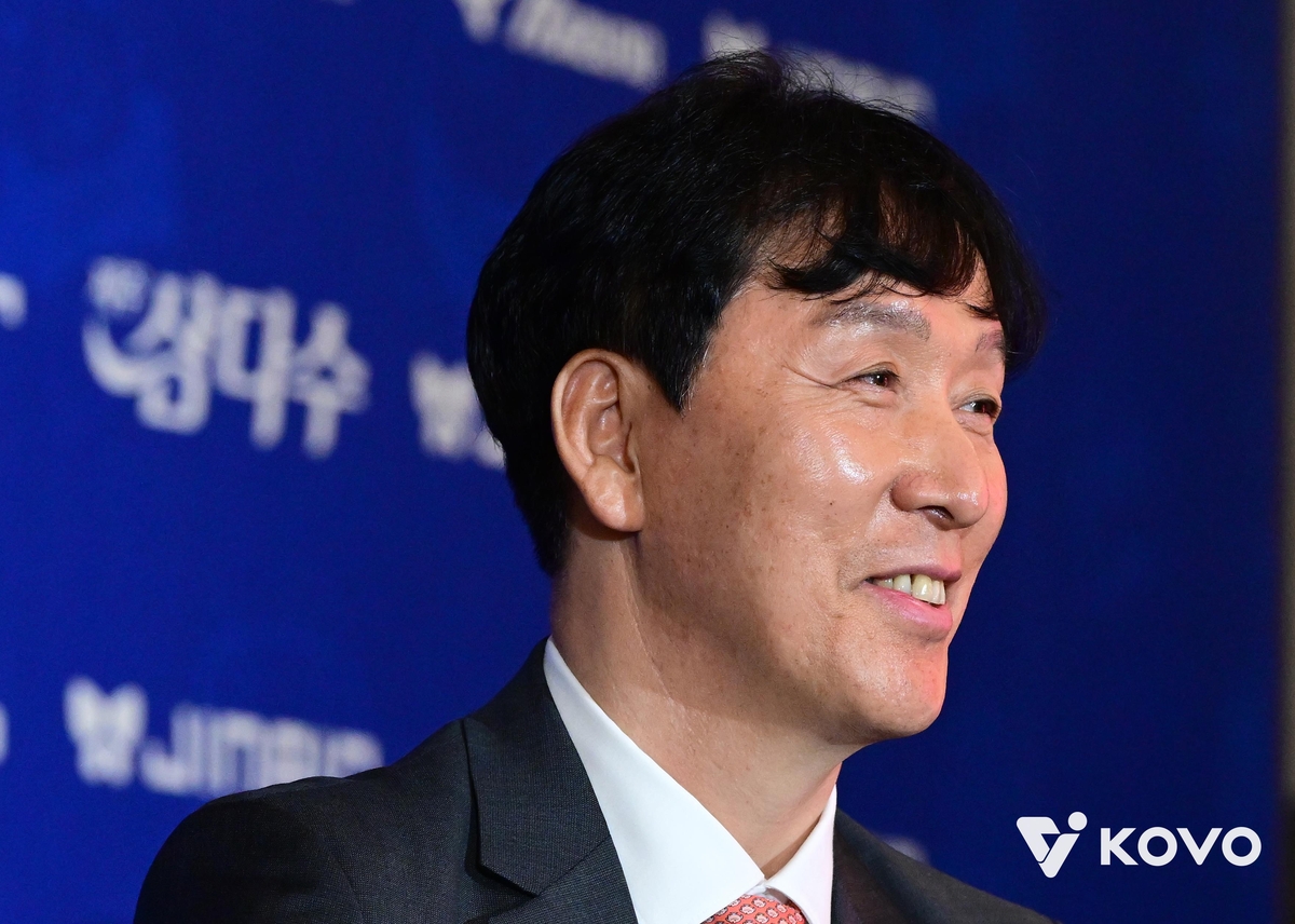 '부산 홈 개막전 패배' 신영철 OK 감독 "좋은 선물 못해 죄송"