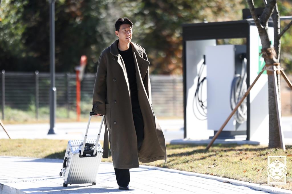 10일 축구종합센터 숙소동으로 들어서는 손흥민