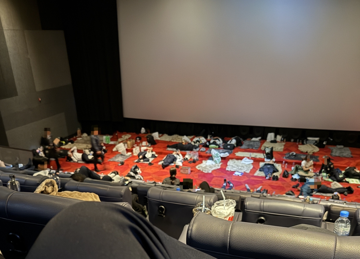 ¿µÈ°ü¿¡¼ ´ë±âÇÏ´Â APEC µ¿¿ø °æÂû°üµé