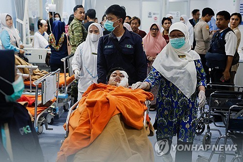자카르타 고교 폭발 사건으로 이송되는 부상자