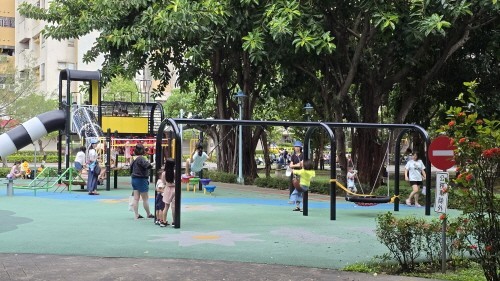 놀이터의 대만 어린이와 부모