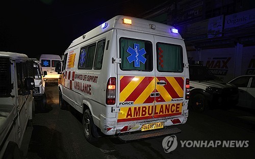 폭발 사고 사상자 이송하는 구급차