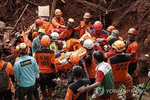 구조대원 투입된 인도네시아 산사태 사고 현장