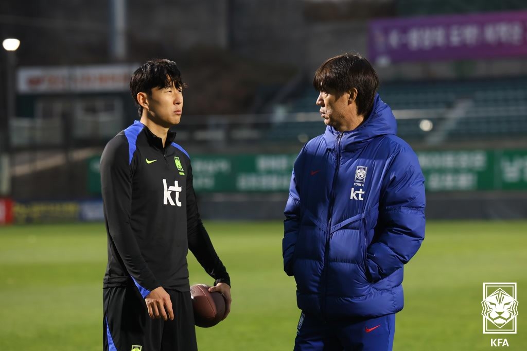 축구대표팀 홍명보 감독(오른쪽)과 주장 손흥민.