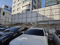 남욱 500억 '강남 땅' 어디로…건축자재 어지러이 놓인 주차장
