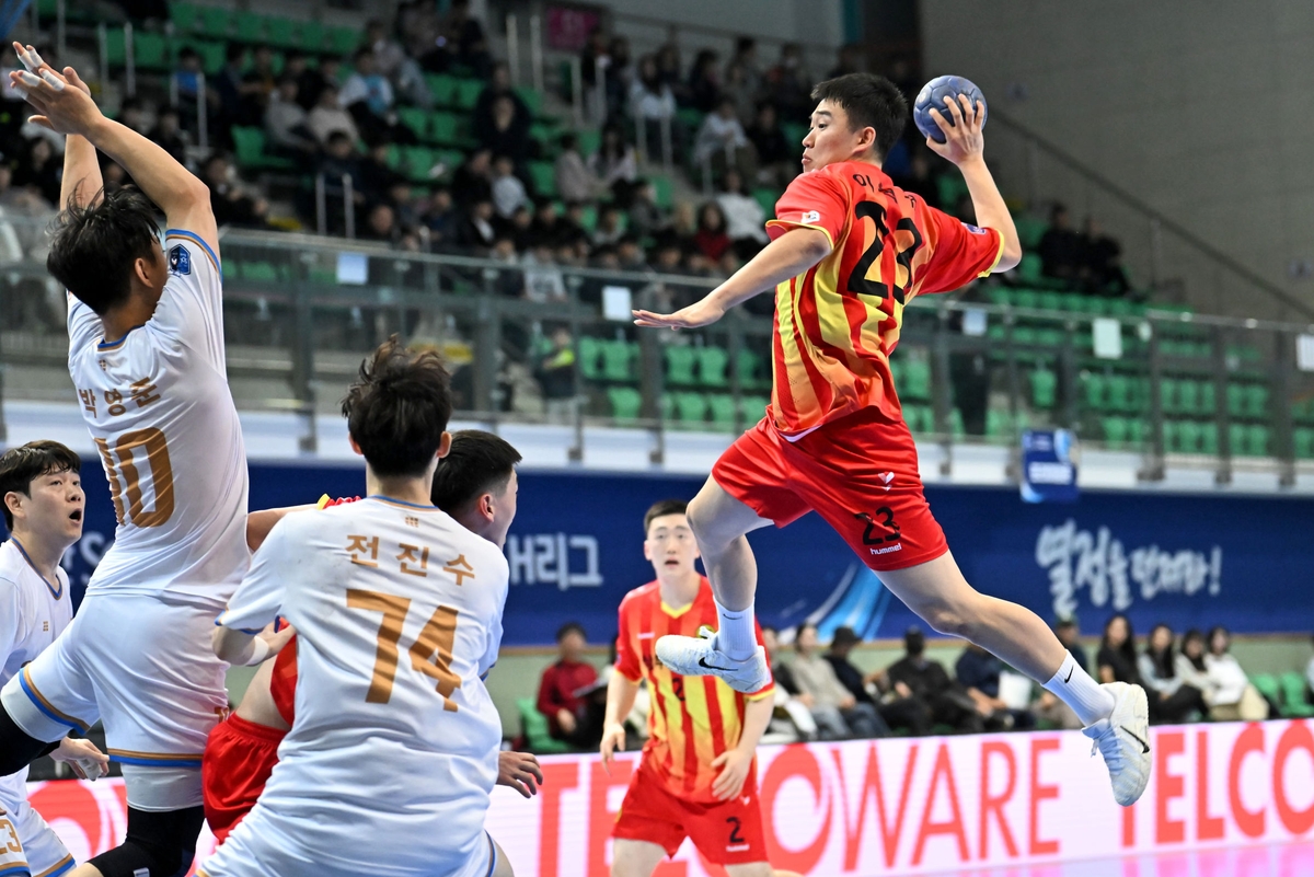 30일 인천도시공사와 경기에서 슛을 던지는 상무 이혁규