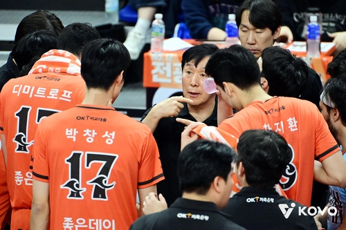 작전을 지시하는 신영철 OK저축은행 감독