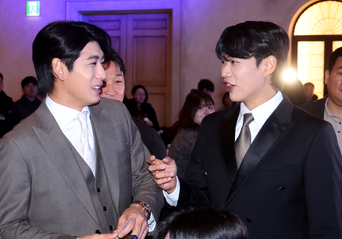 MLB에서 뛰는 이정후(왼쪽)와 MLB 진출을 노리는 송성문