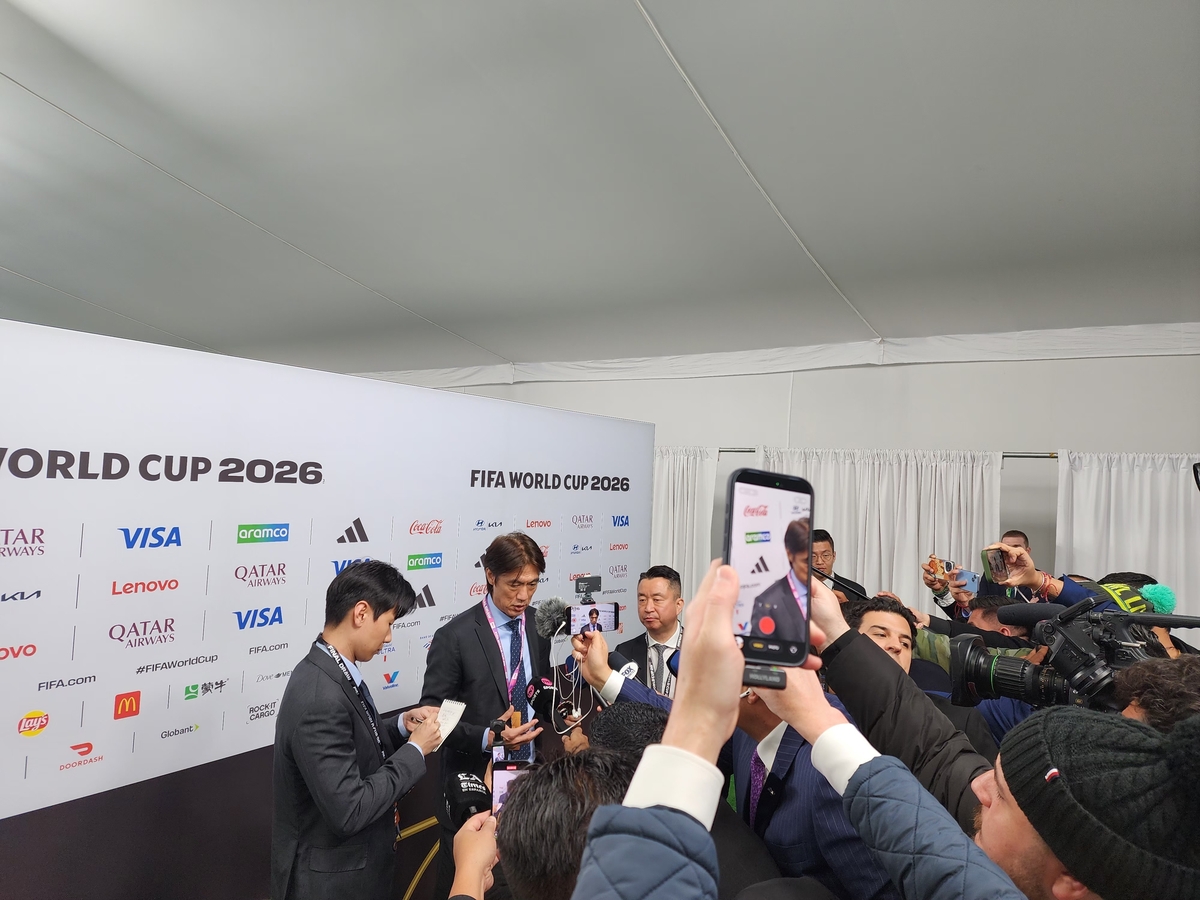 월드컵 조추첨식 끝나고 인터뷰하는 홍명보 축구대표팀 감독