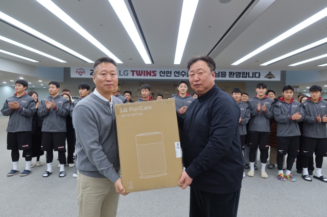 신인 선수 가족에게 선물 전달하는 차명석(오른쪽) LG 단장