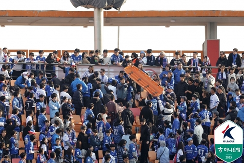 팬 쓰러진 수원 응원석